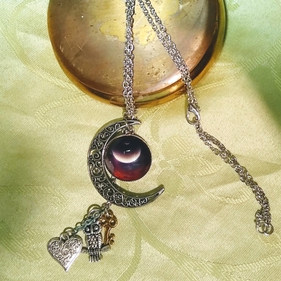 Galaxy Moon, Owl, Key, Heart Resin Pendant - Picture 3 of 10
